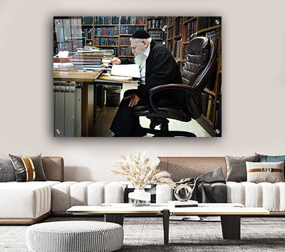 תמונה של הרב עובדיה יוסף יושב בחדר עם ספרי תורה ומתפלל