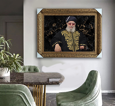 תמונה של הרב עובדיה יוסף מחייך על רקע שחור וזהב