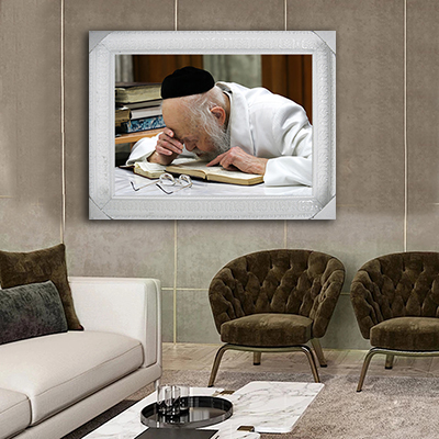 1425 - תמונה של הרב יוסף שלום אלישיב מתפלל להדפסה על קנבס או זכוכית