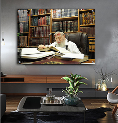 תמונה של הרב עובדיה יוסף יושב בחדר ולומד תורה