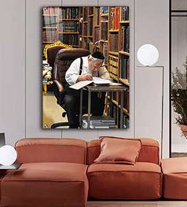 תמונה של הרב עובדיה יוסף יושב בחדר ולומד תורה