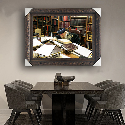 תמונה של הרב עובדיה יוסף יושב בחדר ולומד תורה