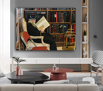 תמונה של הרב עובדיה יוסף יושב על כורסא ומתפלל